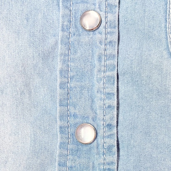 Chiqle Pearl Snap Cropped Top. - Picture 3 of 4